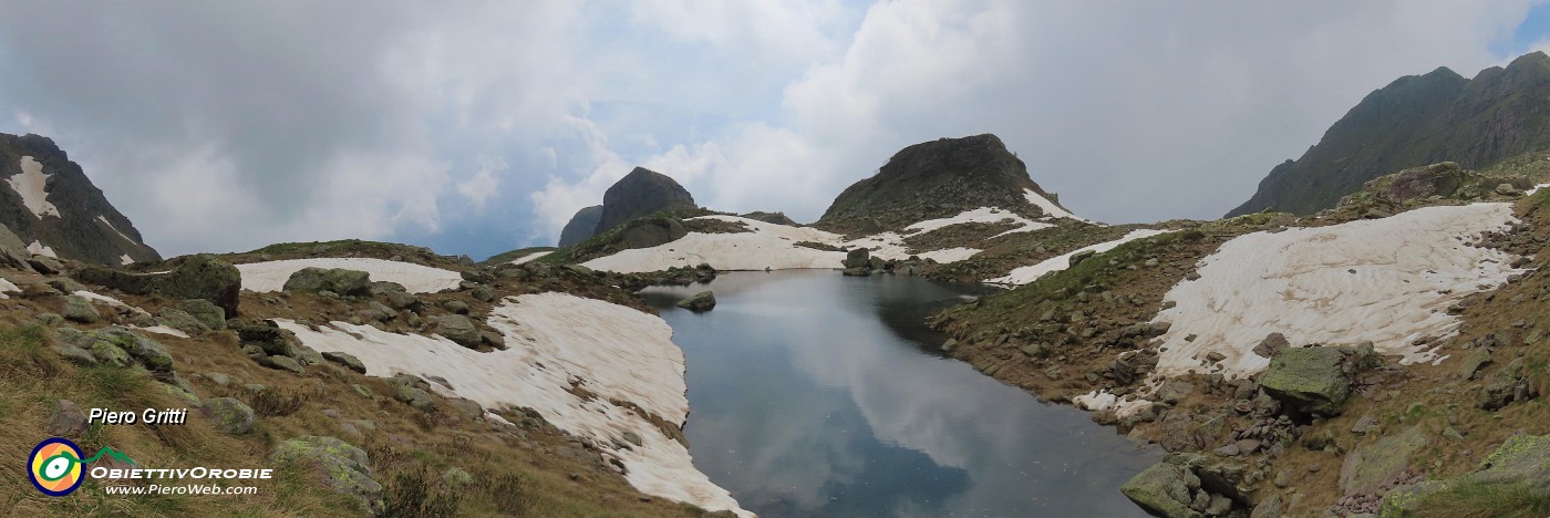 40 Vista panoramica sul Lago di Pietra Quadra in disgelo avanzato.JPG